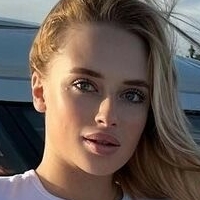 Blondinka Angelina Alaston
