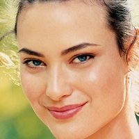 Shalom Harlow Alaston
